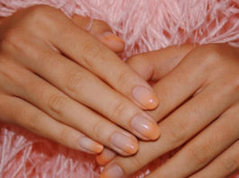 Как любят звезды: французский маникюр, который смотрится необычно