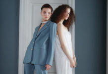 Атласные платья, брючные костюмы и платья-жакеты: идеальные образы для новогодней вечеринки