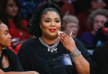 Плюс-сайз певица Lizzo в платье с вырезом на попе