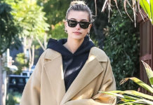 Бежевое пальто и черный костюм: Хейли Бибер на прогулке в Лос-Анджелесе