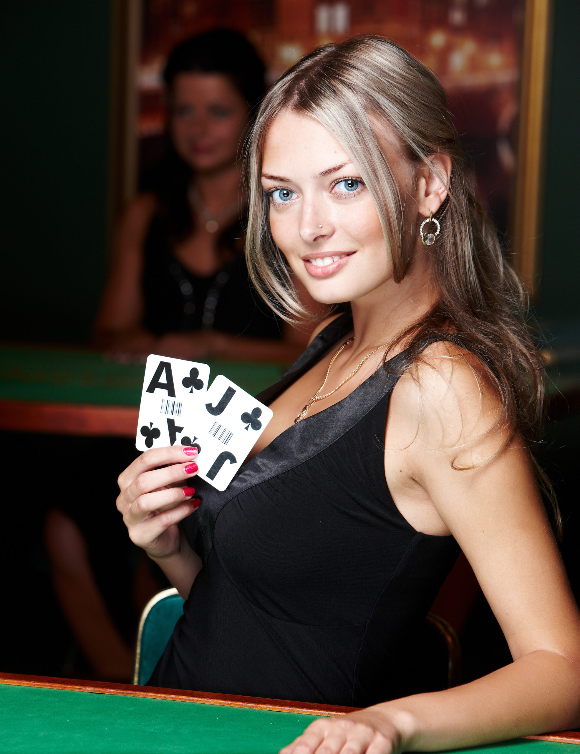 В предвкушении азарта. Фотосессия в казино. Девушки в казино. Покер девушки.