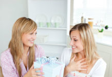 Как выбрать косметику в подарок женщинам и девушкам