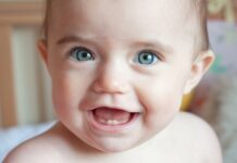 Симптомы при прорезывания зубов, возможные осложнения и их лечения