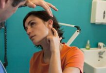 Шишка за ухом: причины появления, разновидности, лечение, фото