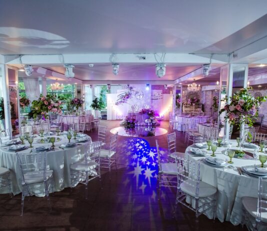 Банкетный зал в Таврическом саду в Санкт-Петербурге