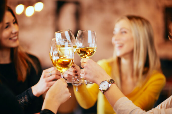 girls-friends-cheers-white-wine