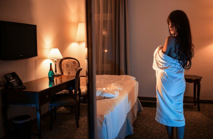 otel-nomer-devushka-butylka-xalat-elvira