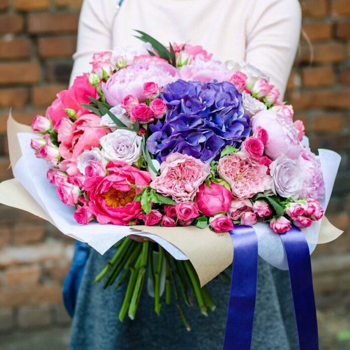 1615331319_50-p-buketi-s-gortenziei-i-drugimi-tsvetami-obr-60