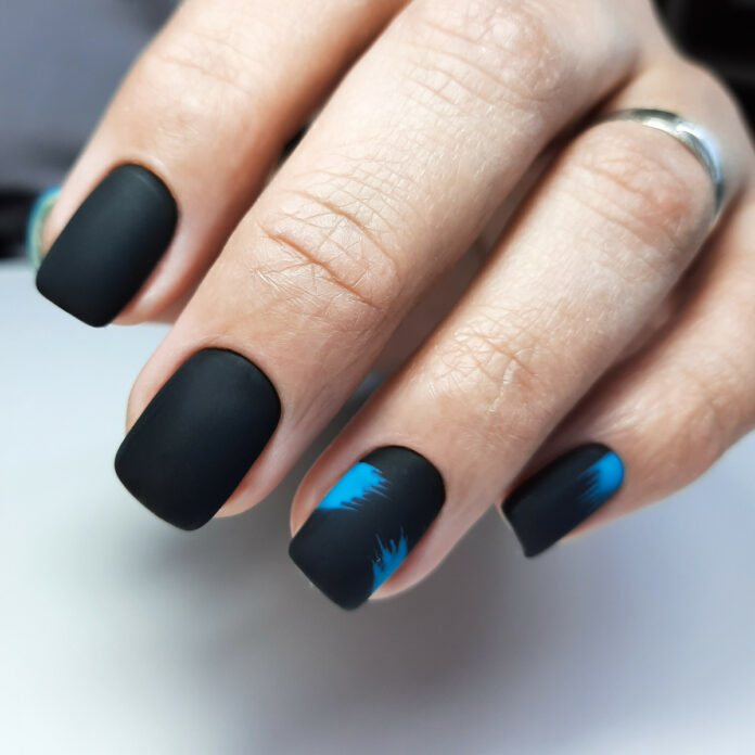 matovyy-manikyur-s-risunkom-v-chernom-tsvete