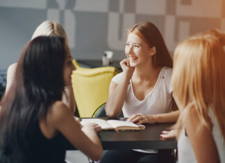 Женские анонимные истории мы читаем всем офисом