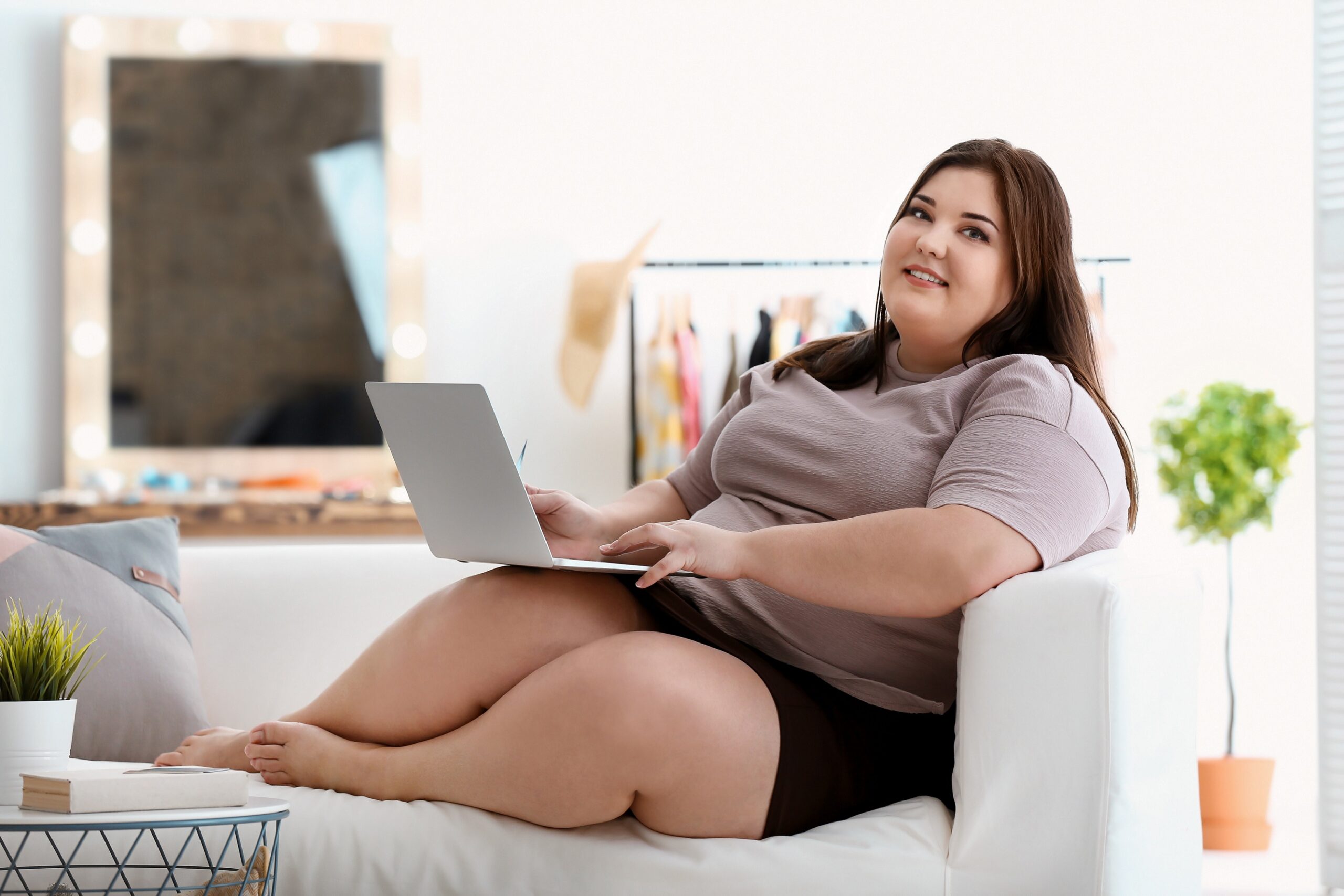 Молодая толстая дама. Полная женщина на диване. Полная девушка за компьютером. Толстая баба с ноутбуком. Женщина сидит за компьютером.