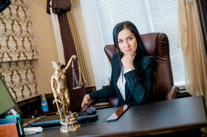 1616111325_54-p-yurist-krasivie-foto-60