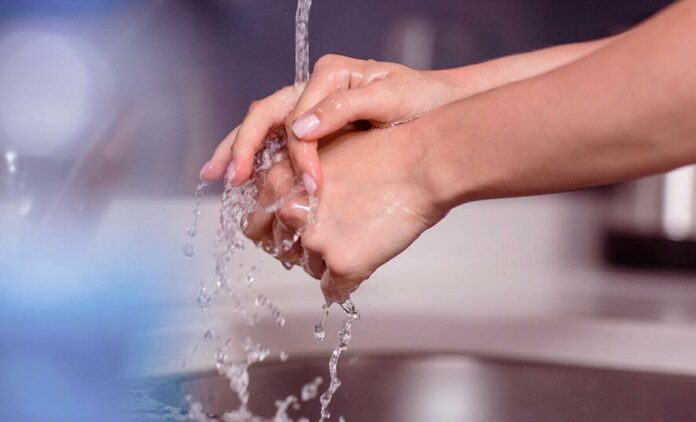 bjot-tokom-ot-vody-pri-myte-ruk-pochemu-i-kak-borotsja-7fc18e8