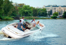 Почему прогулка по Неве на катере становится популярнее, чем на теплоходе