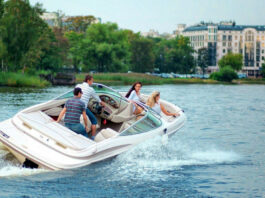 Почему прогулка по Неве на катере становится популярнее, чем на теплоходе