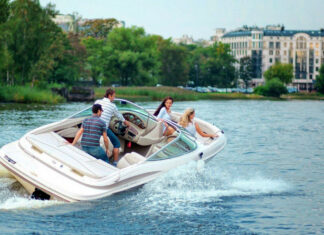 Почему прогулка по Неве на катере становится популярнее, чем на теплоходе