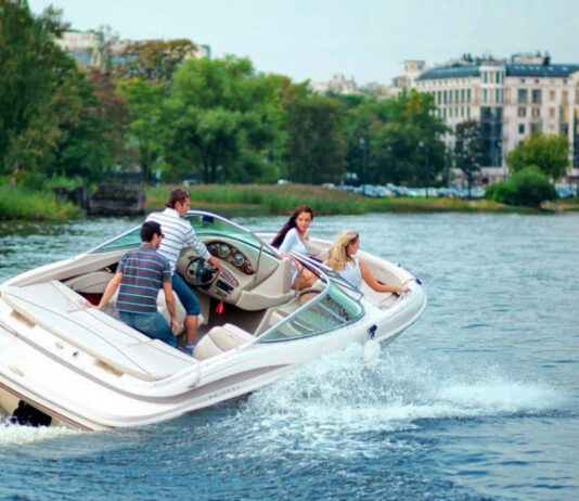 Почему прогулка по Неве на катере становится популярнее, чем на теплоходе