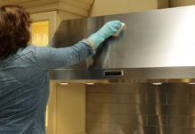 Как почистить вытяжку на кухне, чтобы она исправно функционировала?