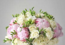 С какими цветами сочетаются пионы в букете
