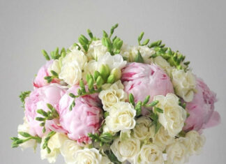 С какими цветами сочетаются пионы в букете