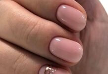 Мода на нюдовые короткие ногти летом 2022 года