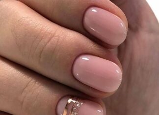Мода на нюдовые короткие ногти летом 2022 года