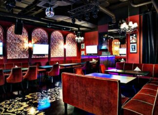 Где спеть песню и отдохнуть с друзьями в центре Москвы