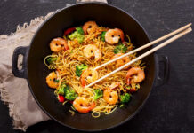 Каким соусом заправить лапшу вок