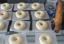 Как приготовить клубничные донаты в домашних условиях