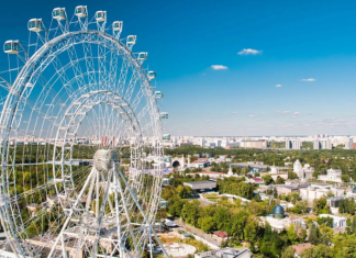 Чем привлекает посетителей новое колесо обозрения на ВДНХ