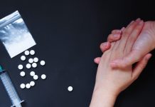 К кому обратиться, если у наркомана ломка, и как ему смогут помочь врачи