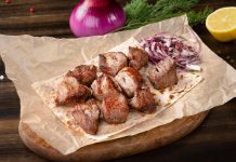 Простой рецепт вкусного шашлыка из свинины: наслаждение в каждом кусочке