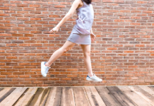 С чем носить кроссовки, чтобы выглядеть модно летом