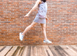 С чем носить кроссовки, чтобы выглядеть модно летом