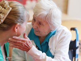 Как обеспечить комфортную адаптацию пожилых людей с деменцией в пансионате