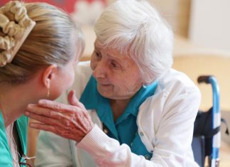 Как обеспечить комфортную адаптацию пожилых людей с деменцией в пансионате