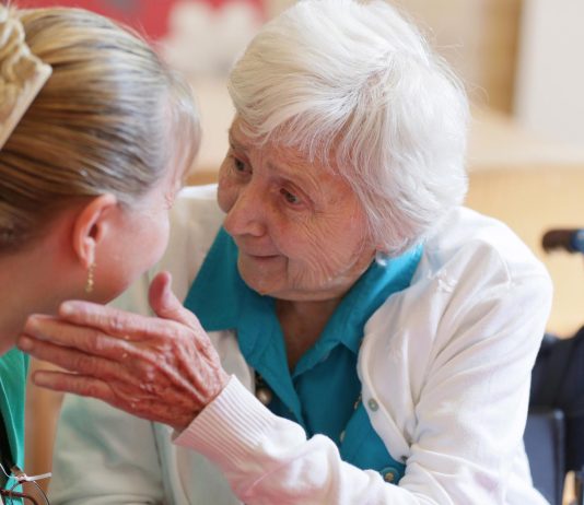 Как обеспечить комфортную адаптацию пожилых людей с деменцией в пансионате