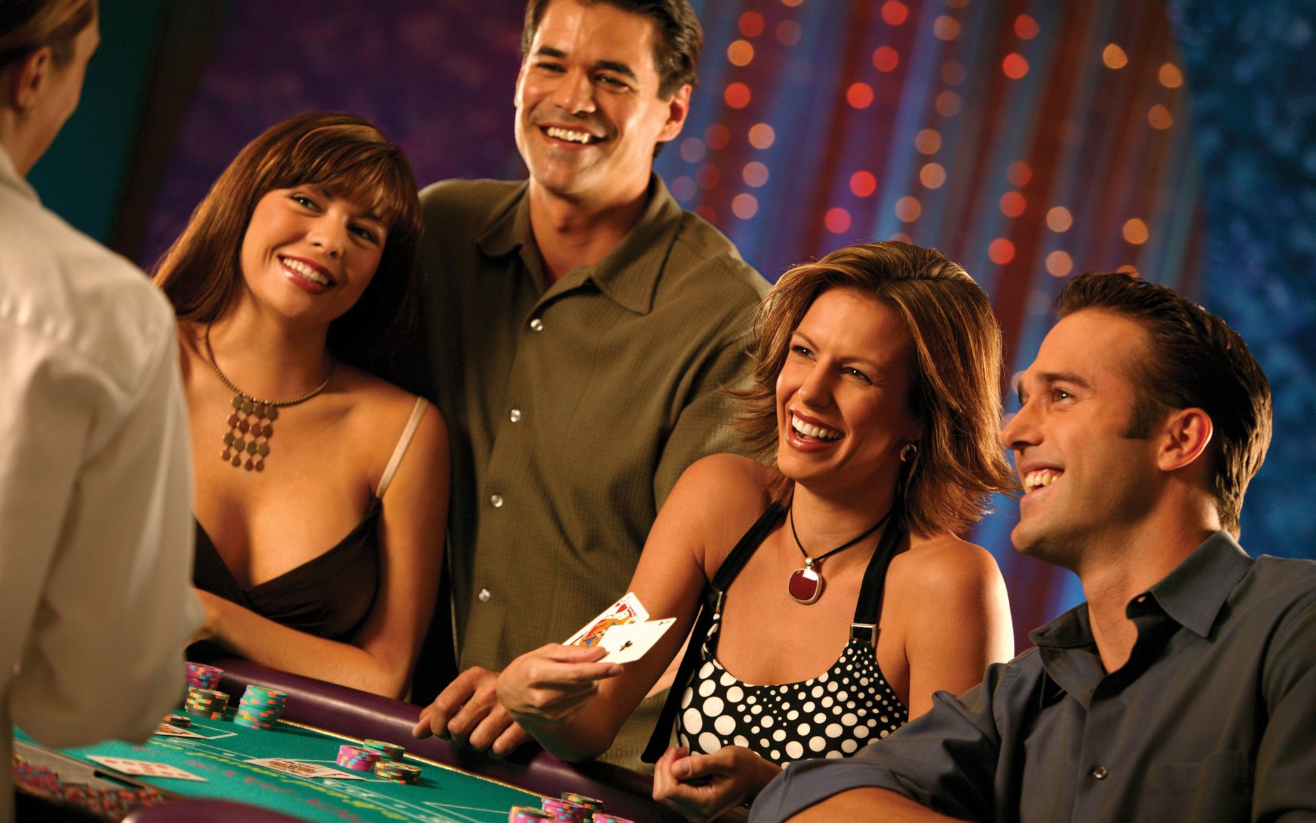 Friends casino friends casino2 link. Мужчина в казино. Счастливые люди в казино. Азарт эмоция. Игрок в рулетку.