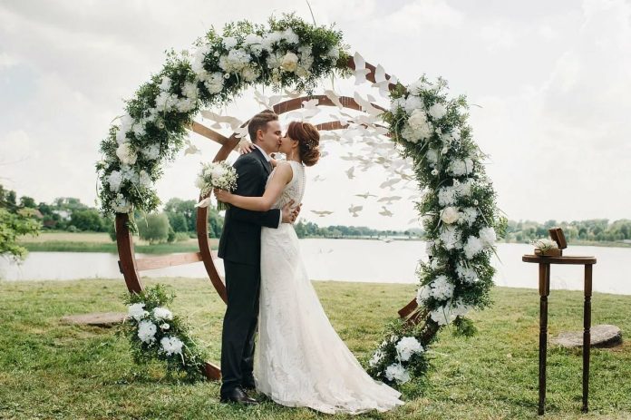 1581611781_11-p-kruglie-arki-dlya-viezdnikh-registratsii-28