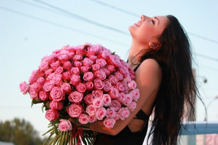 1649737887_31-vsegda-pomnim-com-p-devushka-s-buketom-tsvetov-foto-46