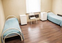 Вывод из запоя с выездом: как выбрать правильную наркологическую клинику?