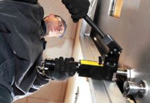 Когда может потребоваться аварийное вскрытие двери: какими методами его осуществляют профессионалы