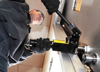 Когда может потребоваться аварийное вскрытие двери: какими методами его осуществляют профессионалы