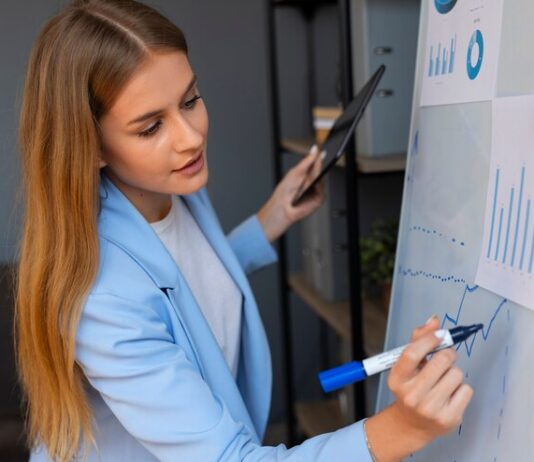 Плюсы и минусы работы аналитиком данных: подробности