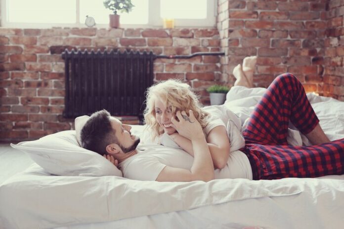 couple-bed_144627-22725