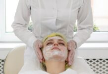 Чистка лица у косметолога: что это, виды, этапы и плюсы
