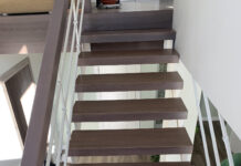 Лестница на косоурах: что это такое, виды и монтаж