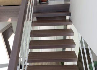 Лестница на косоурах: что это такое, виды и монтаж