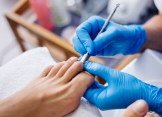 Педикюр для пожилых людей: особенности, плюсы и безопасность