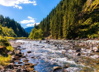 Лучшие маршруты для хайкинга в России: путеводитель по величественным тропам